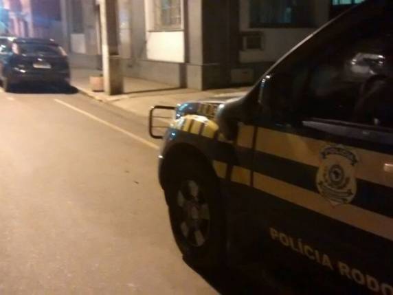 PRF encontrou bolsa 

térmica com oito garrafas de cerveja vazias no carro