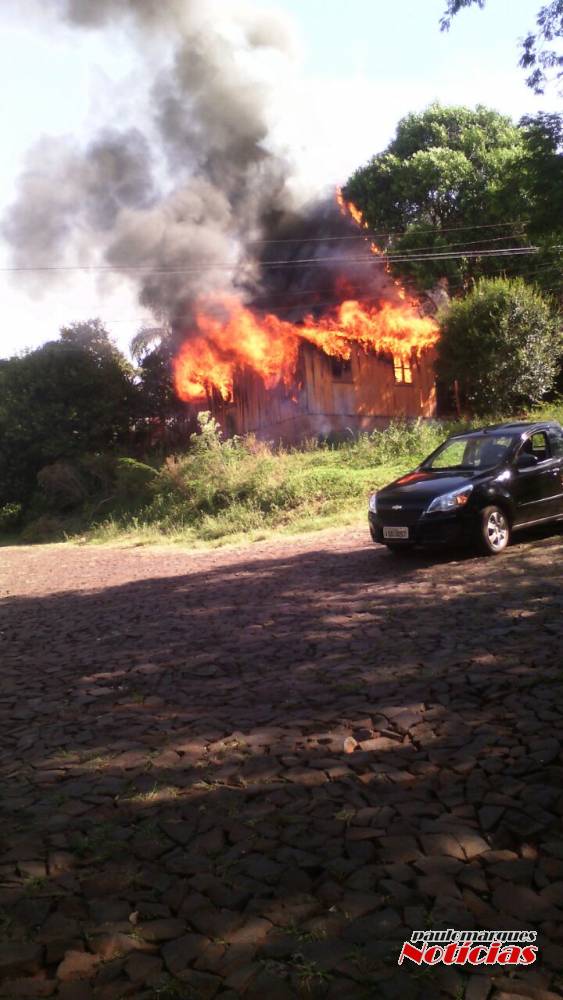 VÍDEO: Casa é consumida pelo fogo em Ijuí - foto 3