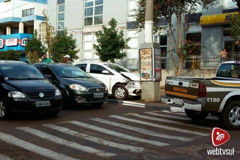 Acidente no centro de Santa Rosa deixa dois carros danificados - foto 2