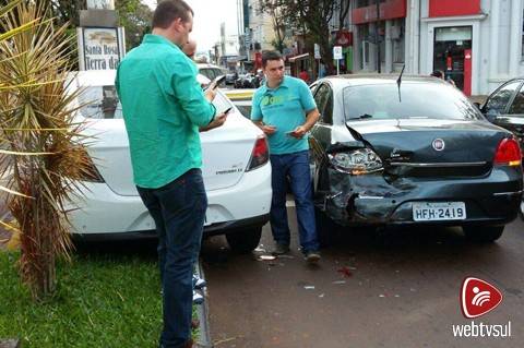 Acidente no centro de Santa Rosa deixa dois carros danificados - foto 3