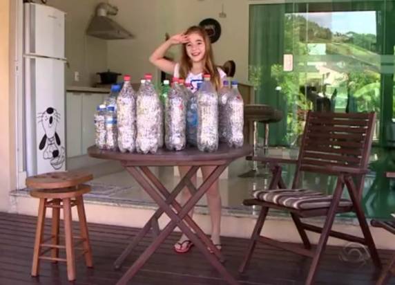 Desde os 7 anos, ela conseguiu coletar 360 garrafas pet cheias de lacres