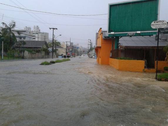 Água começou a cair perto das 15h10 e continuou por cerca de uma hora