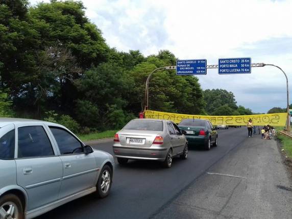 Grupo tranca BR 472 em protesto contra o
governo Dilma - foto 2