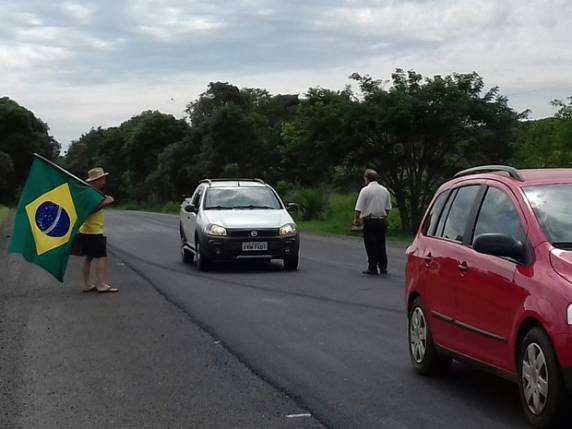 Grupo tranca BR 472 em protesto contra o
governo Dilma - foto 4