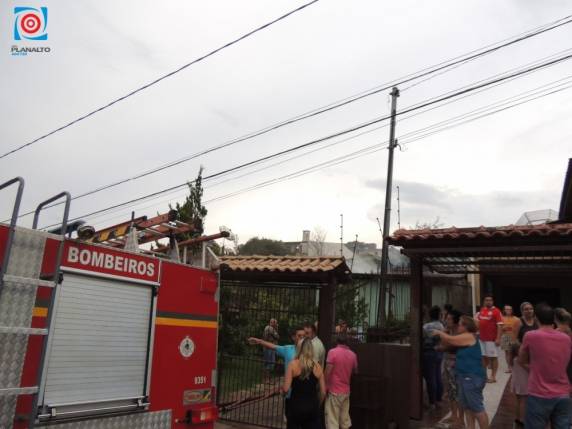 Bombeiros combatem incêndio em residência - foto 2