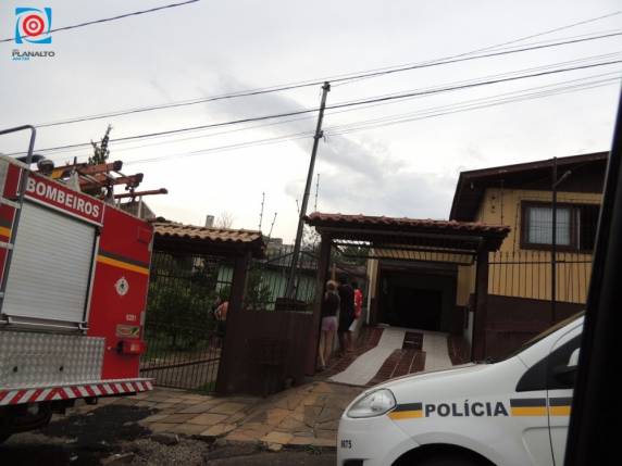 Bombeiros combatem incêndio em residência - foto 3