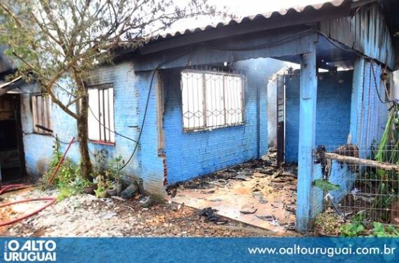 Incêndio destrói residência em 

Frederico Westphalen - foto 3