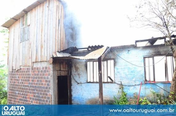 Incêndio destrói residência em 

Frederico Westphalen - foto 2