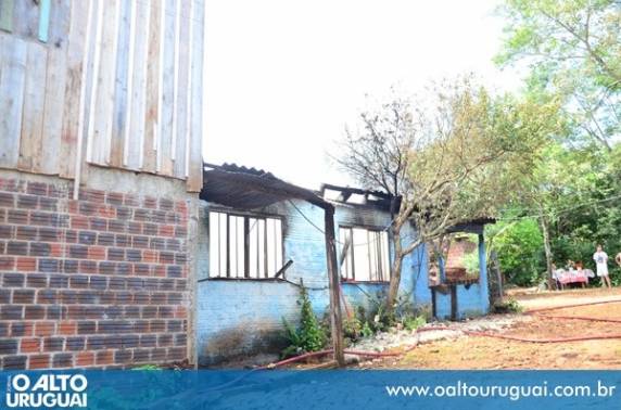 Incêndio destrói residência em 

Frederico Westphalen - foto 5