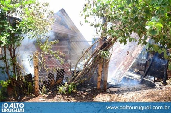 Incêndio destrói residência em 

Frederico Westphalen - foto 4
