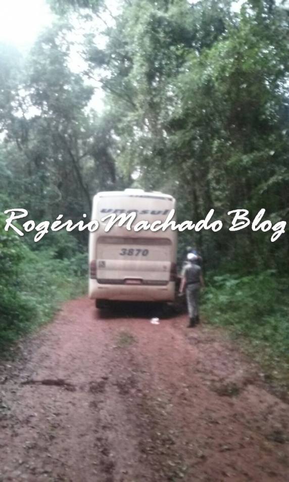 Bandidos prendem passageiros em bagageiro de ônibus e roubam R$ 50
mil no Norte do RS - foto 3