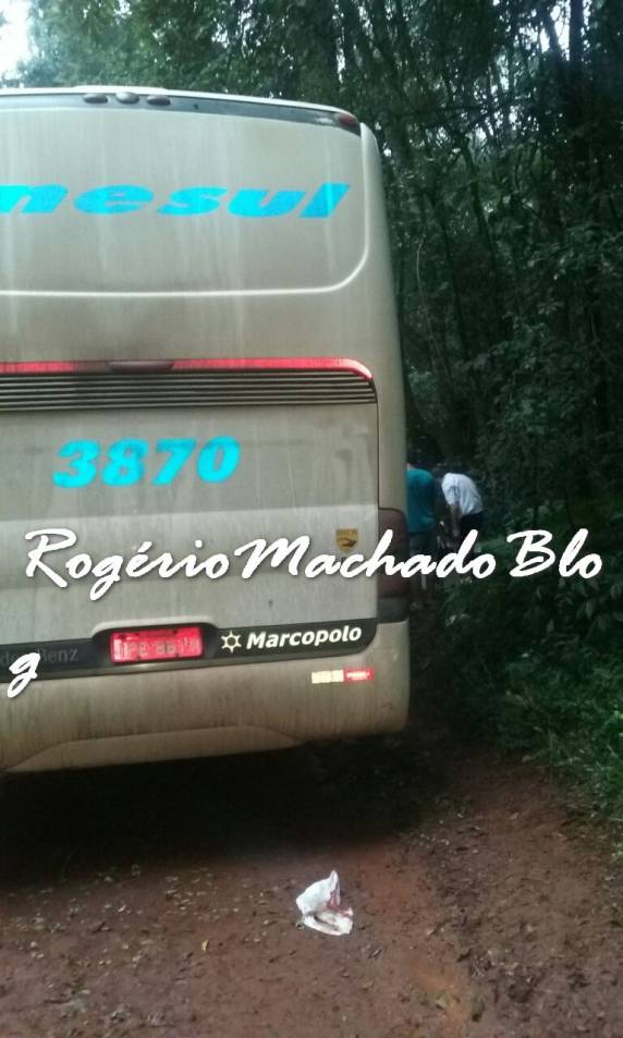 Bandidos prendem passageiros em bagageiro de ônibus e roubam R$ 50
mil no Norte do RS - foto 2