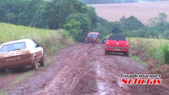 Veículos precisam ser rebocados por trator no interior do município de Alegria - foto 3