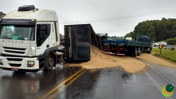 Acidente envolve três veículos
na BR 285 em Passo Fundo - foto 2