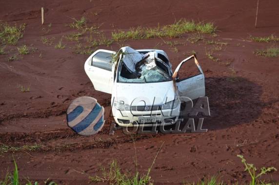 Capotamento é registrado a margem da BR-282 em Pinhalzinho - foto 5