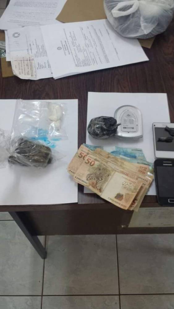 Maconha, cocaína e outros 

objetos apreeendidos com quarteto preso por tráfico em Ijuí - foto 2