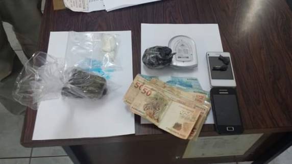 Maconha, cocaína e outros 

objetos apreeendidos com quarteto preso por tráfico em Ijuí - foto 4