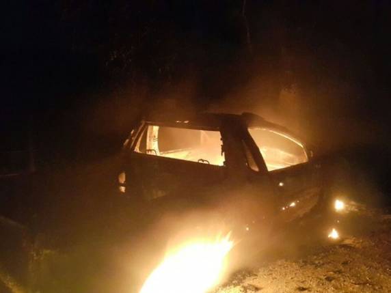 Carro pega fogo após motorista perder controle e bater em árvore - foto 3