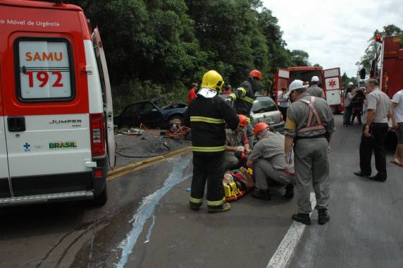 Motorista gravemente ferido em colisão frontal na RS 135 - foto 4