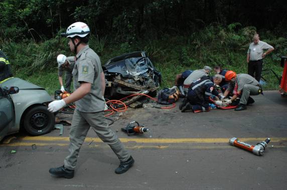 Motorista gravemente ferido em colisão frontal na RS 135 - foto 5