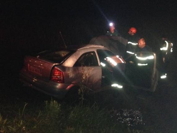 Motorista perdeu o controle do carro e colidiu em uma árvore