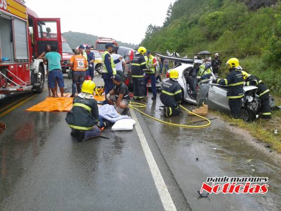 Acidente entre dois carros deixa sete
feridos na Rodovia Antônio Heil, em Itajaí - foto 2