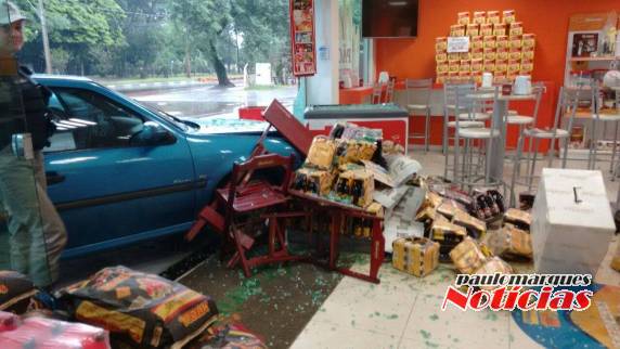 Motorista perde o controle da direção de veículo e invade posto de combustíveis em Santa Rosa - foto 2
