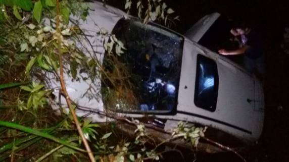 O condutor disse que perdeu o controle do veículo após aquaplanar e sair da pista
