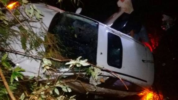 O condutor disse que perdeu o controle do veículo após aquaplanar e sair da pista
