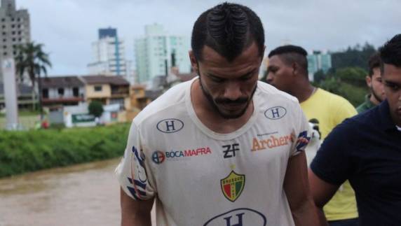 Ao chegar no Augusto Bauer para treinar, na tarde desta sexta, enquanto delegação viajava para o Oeste, 

Mineiro ouve pedido de socorro e salva homem e mulher