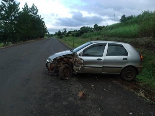 Acidente de trânsito envolvendo dois automóveis deixou um homem ferido na ERS 207 em Crissiumal - foto 2