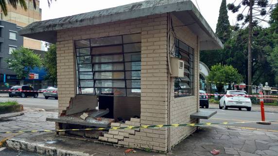 Veiculo 

descontrolado atinge módulo da Brigada Militar em Passo Fundo - foto 2