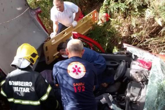 Carros bateram de frente na rodovia que dá acesso ao Balneário Barra do Sul