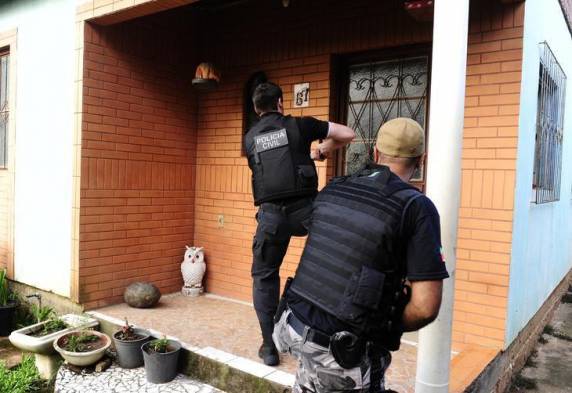 Polícia faz operação simultânea em 16 municípios contra tráfico próximo de escolas - foto 3
