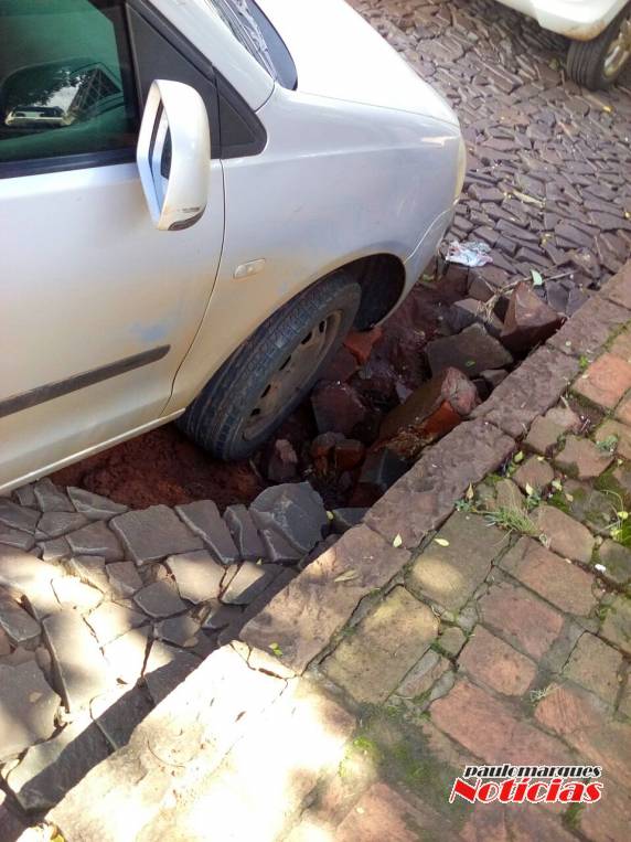 Veículo cai em buraco na lateral da rua Horizontina em Três de Maio - foto 2