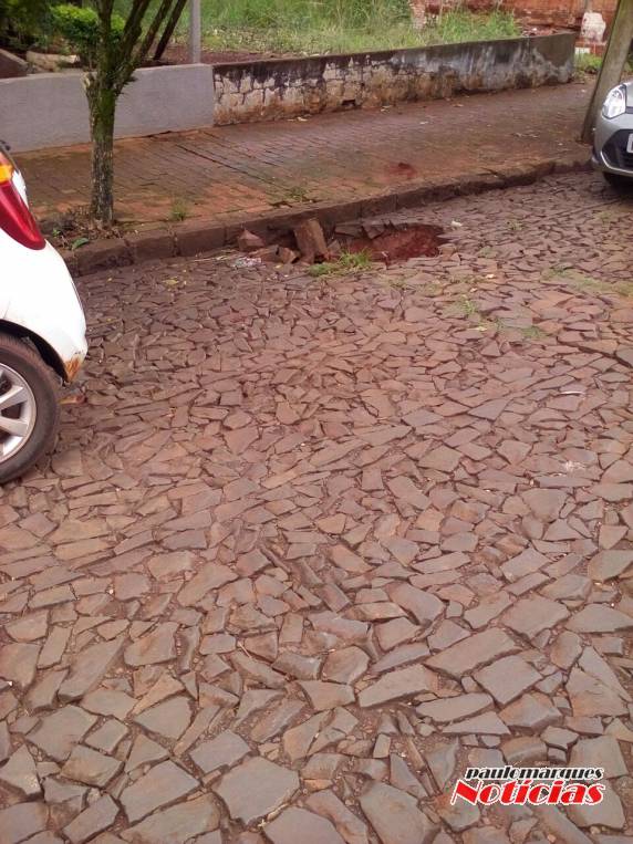 Veículo cai em buraco na lateral da rua Horizontina em Três de Maio - foto 3