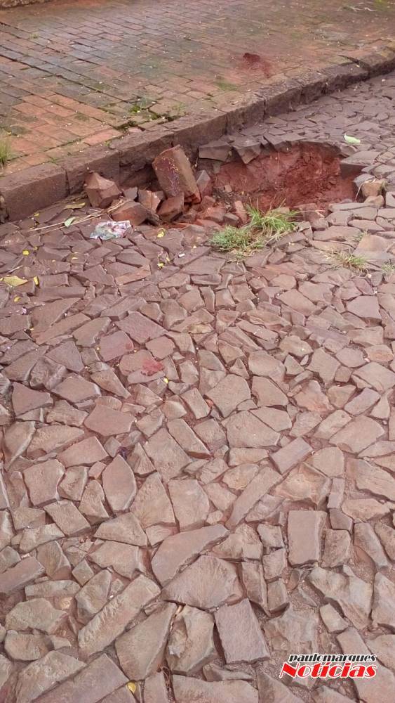 Veículo cai em buraco na lateral da rua Horizontina em Três de Maio - foto 4