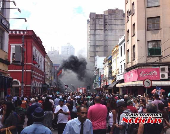 Incêndio atinge loja de roupas no Centro de Porto Alegre; VEJA VÍDEOS - foto 3