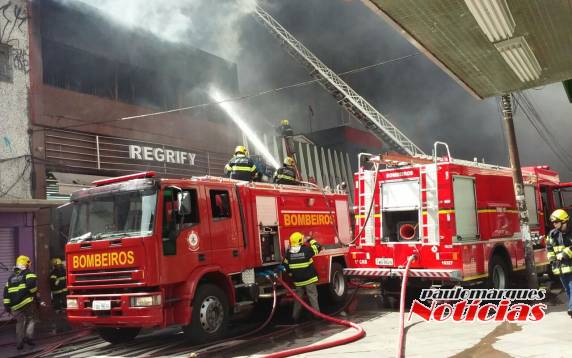 Bombeiros trabalham para 

controlar chamas na Voluntários da Pátria