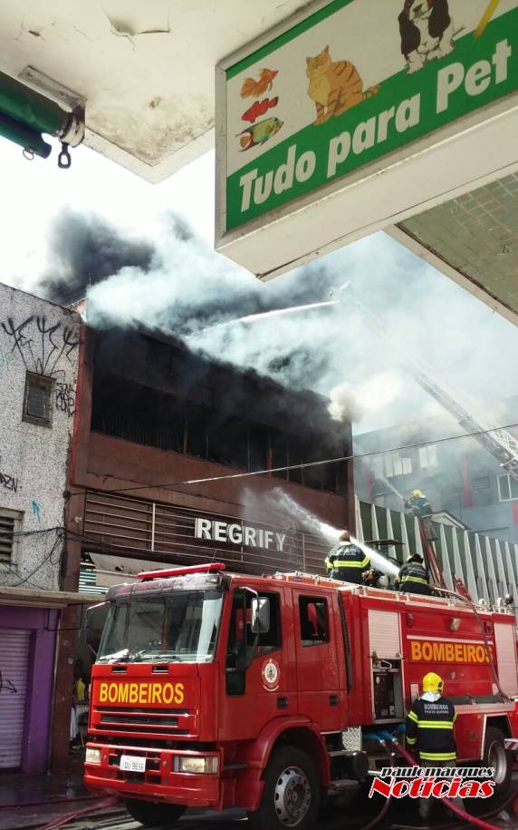 Incêndio atinge loja de roupas no Centro de Porto Alegre; VEJA VÍDEOS - foto 2