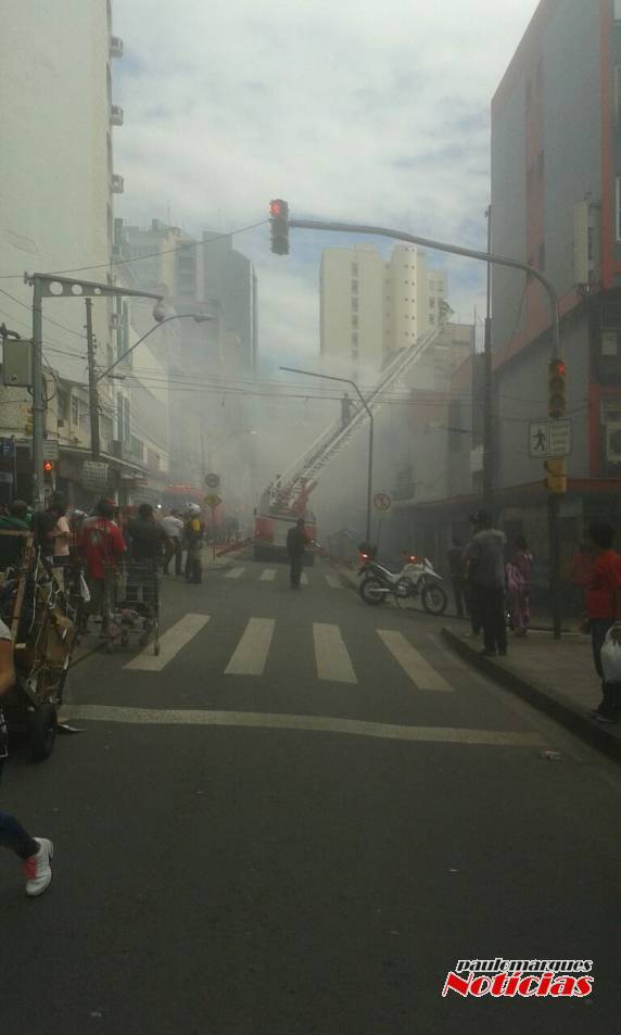 Incêndio atinge loja de roupas no Centro de Porto Alegre; VEJA VÍDEOS - foto 5