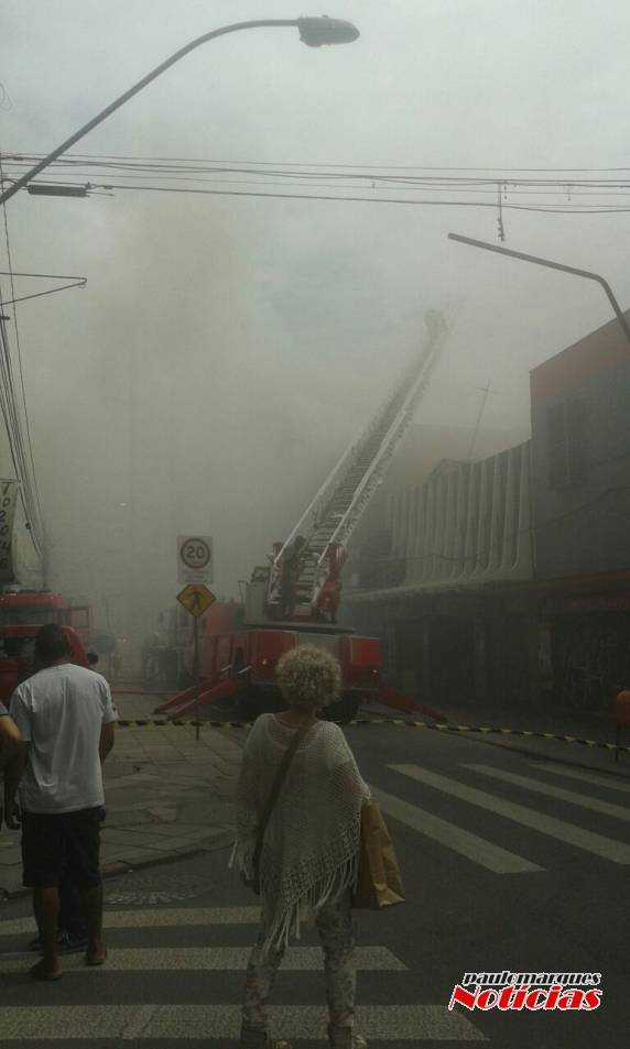 Incêndio atinge loja de roupas no Centro de Porto Alegre; VEJA VÍDEOS - foto 4