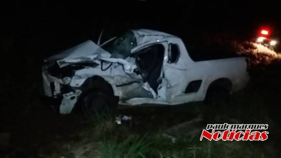 Colisão frontal envolveu uma caminhonete e uma carreta Bitrem 