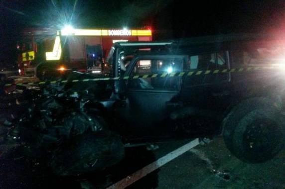 Ocupantes do Jeep tiveram ferimentos leves, enquanto 

Volkswagen ficou completamente destruído