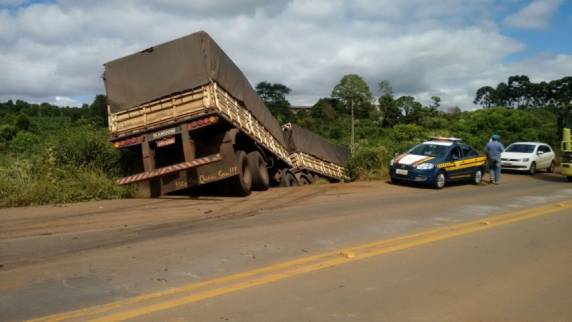 PRF atende acidente envolvendo cinco carretas em Mato Castelhano - foto 2