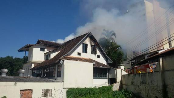 Bombeiros atendem ocorrência de incêndio na região central de Blumenau - foto 2