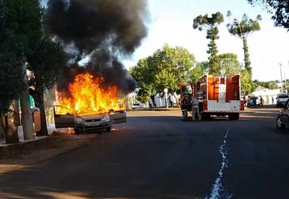 Veículo incendeia em Palmeira das Missões; VEJA VÍDEO - foto 2
