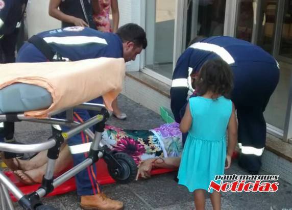 Mulher atravessa a rua depois de sair de uma agência bancária