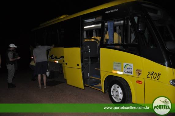 Micro-ônibus com universitários e carro colidem na RSC-472 em Tenente Portela - foto 2