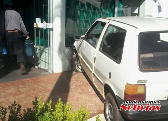 Condutora 

perde o controle de veículo e bate em motos - foto 2